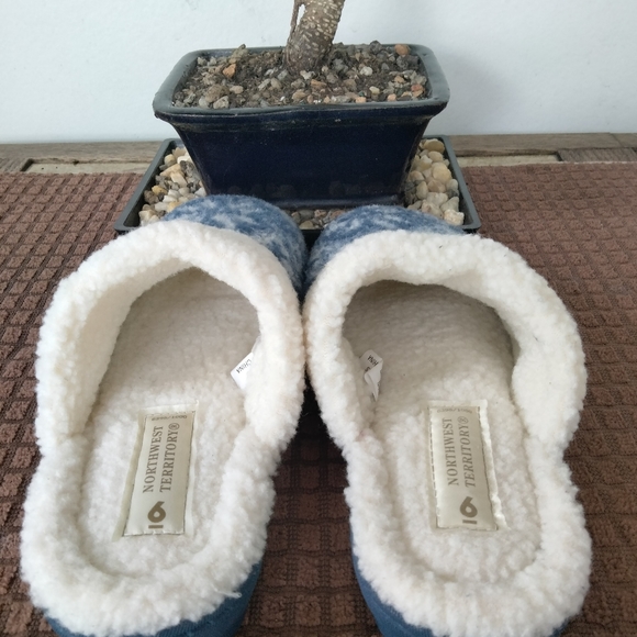 Women's "Northwest Territory" Hard-Soled Slippers. Size 6. Excellent Condition. - Picture 4 of 8